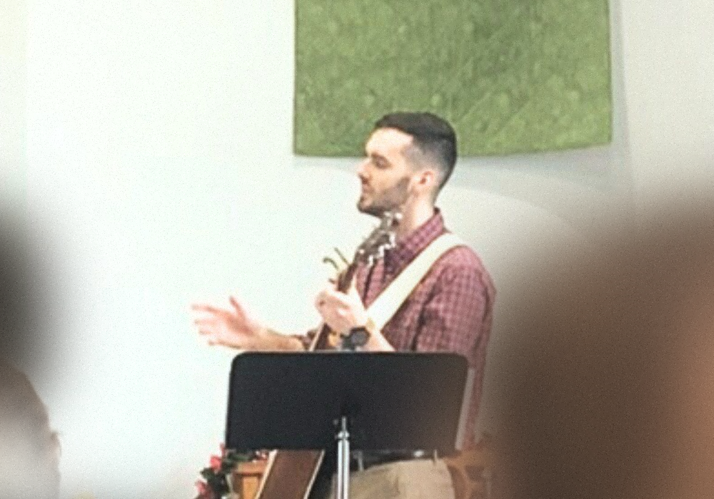 pastor-brady-leading-worship